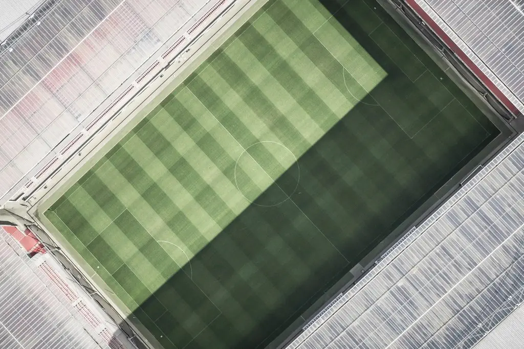 Bir futbol stadyumunun sahasının yukarıdan görünümü
